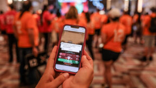 Retro Quiz Teamevent Teilnehmer am Handy